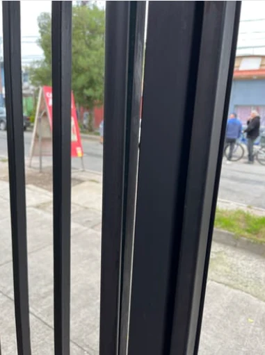 Foto de un comprador: reja metálica negra